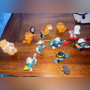 Vintage collectable Smurf, Garfield, Snoopy & Carebear figures (1970s - 1980s)